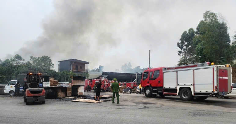 Hàng chục xe cứu hoả được huy động để dập tắt đám cháy.