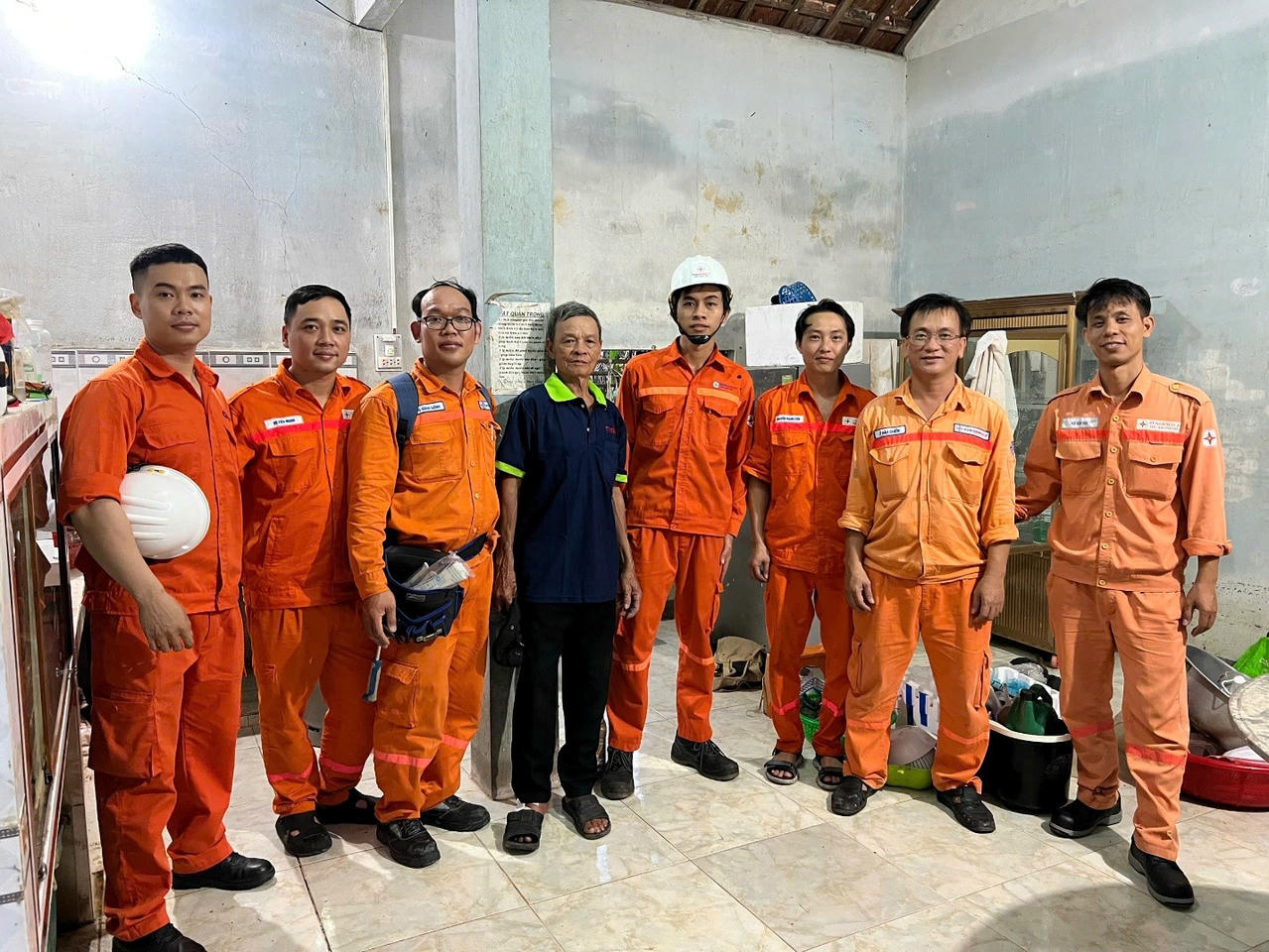 Đội xung kích hỗ trợ sửa chữa điện của Đoàn thanh niên EVNGENCO2.