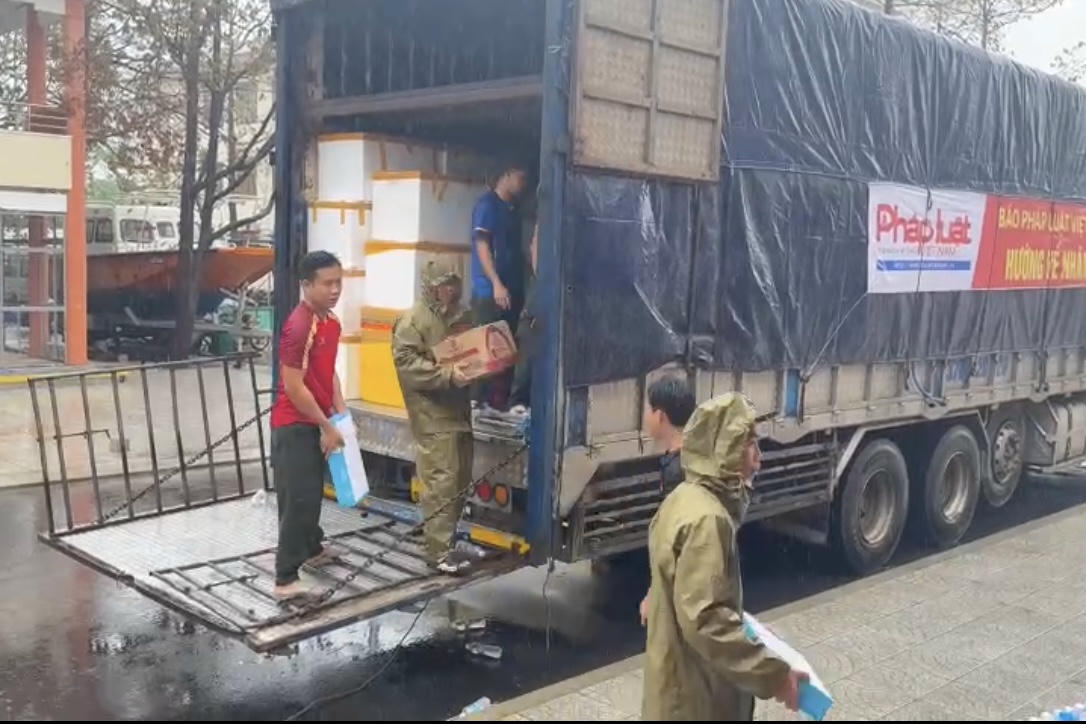 Số hàng hoá Báo Pháp luật Việt Nam chuyển tới người dân bị ảnh hưởng bởi bão lũ ở Gia Lai.