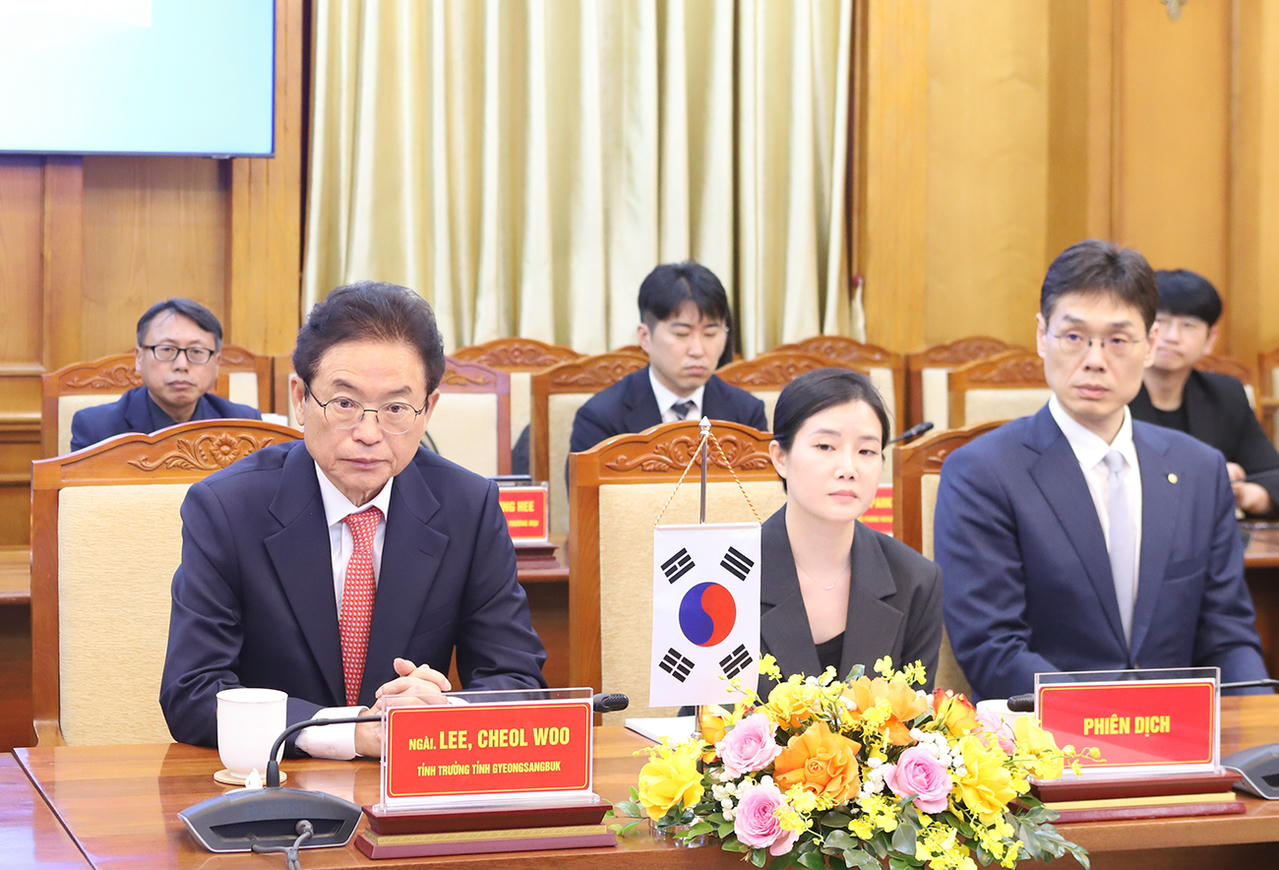 Ông Lee Cheol Woo, Tỉnh trưởng tỉnh Gyeongsangbuk tại buổi làm việc.