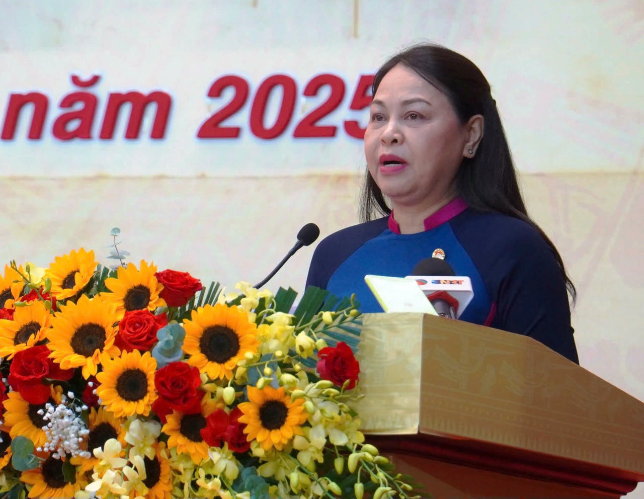 Phó chủ tịch, Tổng thư ký Ủy ban T.Ư MTTQ Việt Nam Nguyễn Thị Thu Hà phát biểu, chỉ đạo tại phiên tổng thể.