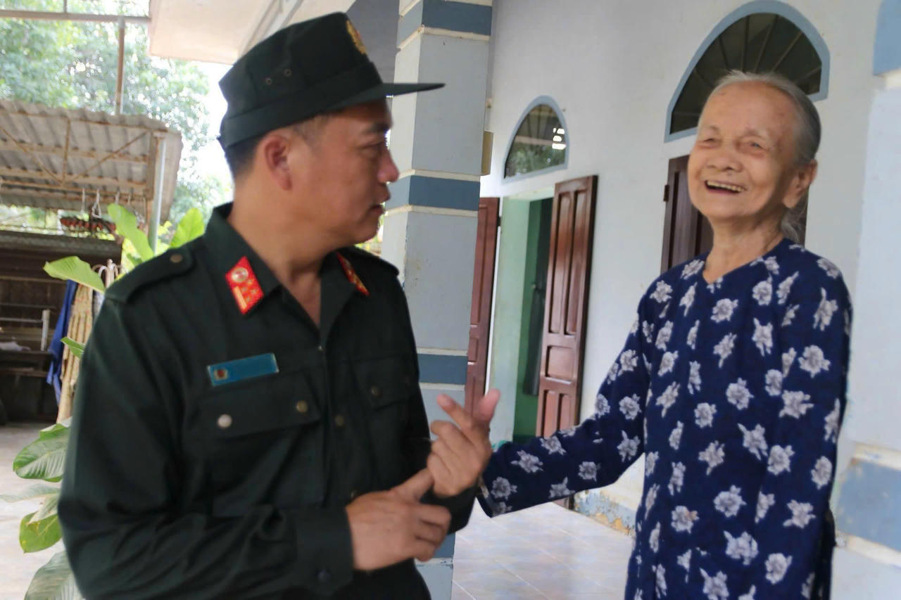 Đại tá Nguyễn Hải Anh thăm hỏi, động viên các hộ dân sớm vượt qua khó khăn, ổn định cuộc sống.
