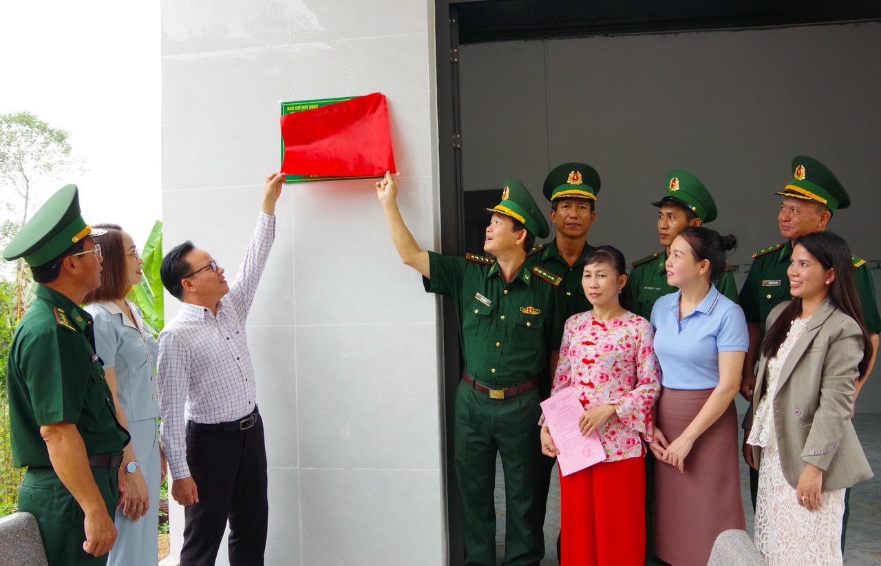 Gia đình Hạ sĩ Võ Hoàng Ngọc không giấu được niềm vui trước căn nhà mới vừa được trao tặng (ảnh: Hữu Thịnh) 