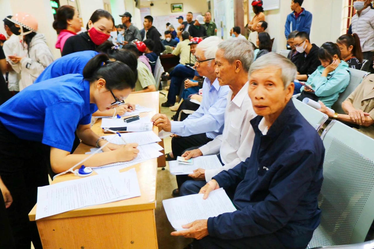 Thanh niên Đắk Lắk hỗ trợ người cao tuổi thực hiện TTHC