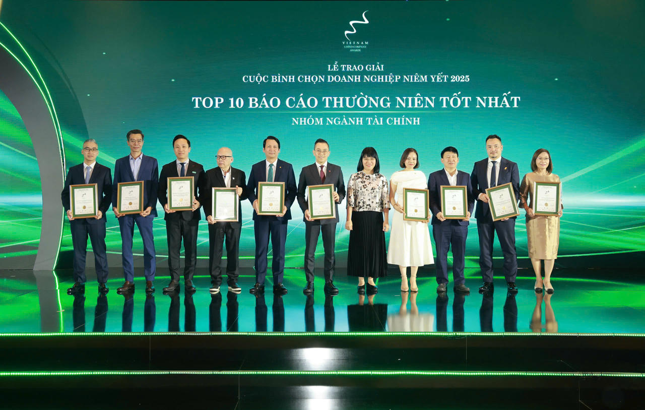 Đại diên các đơn vị nhận giải thưởng&nbsp;“Top 10 Báo cáo thường niên tốt nhất – nhóm ngành tài chính”.
