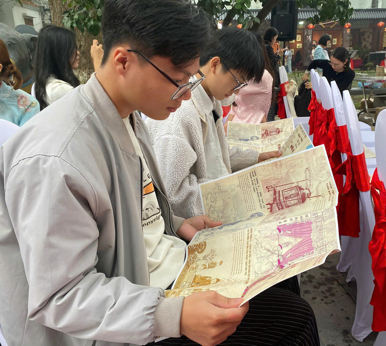 “Các hành trình du lịch di sản trong thành phố Hà Nội” là một sáng kiến góp phần đào tạo các thế hệ trẻ gắn với thực tiễn phát huy di sản, văn hóa, Thăng Long – Hà Nội. (Ảnh: Hương Ngọc)