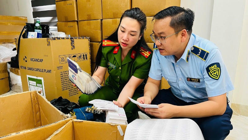 Lực lượng chức năng thuộc Ban Chỉ đạo 389 TP Hà Nội kiểm kê số thực phẩm chức năng, thiết bị y tế giả.
