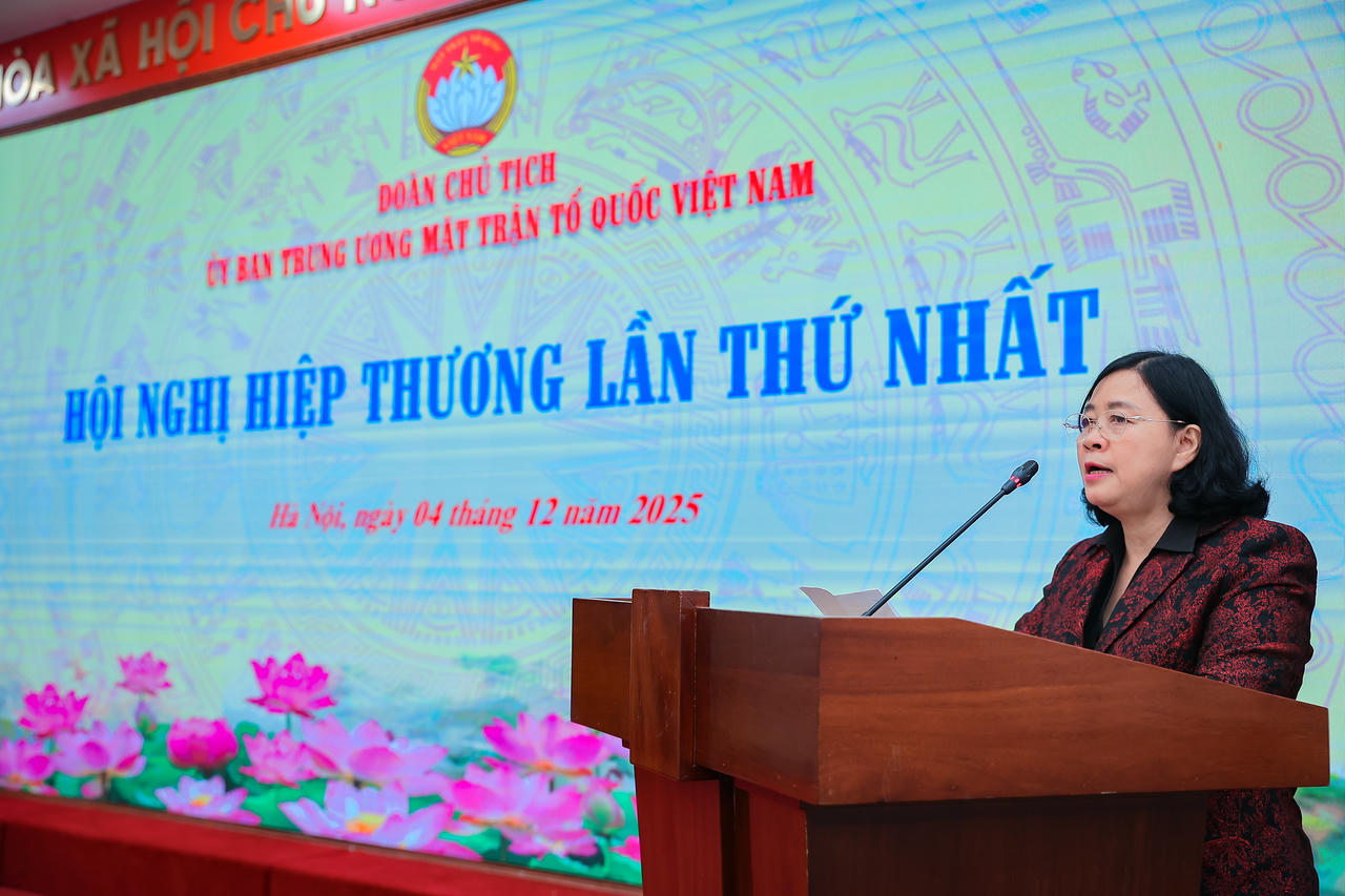 Bà Bùi Thị Minh Hoài, Ủy viên Bộ Chính trị, Bí thư Trung ương Đảng, Chủ tịch UBTƯ MTTQ Việt Nam, Phó Chủ tịch Hội đồng bầu cử quốc gia phát biểu khai mạc hội nghị. Ảnh: PV