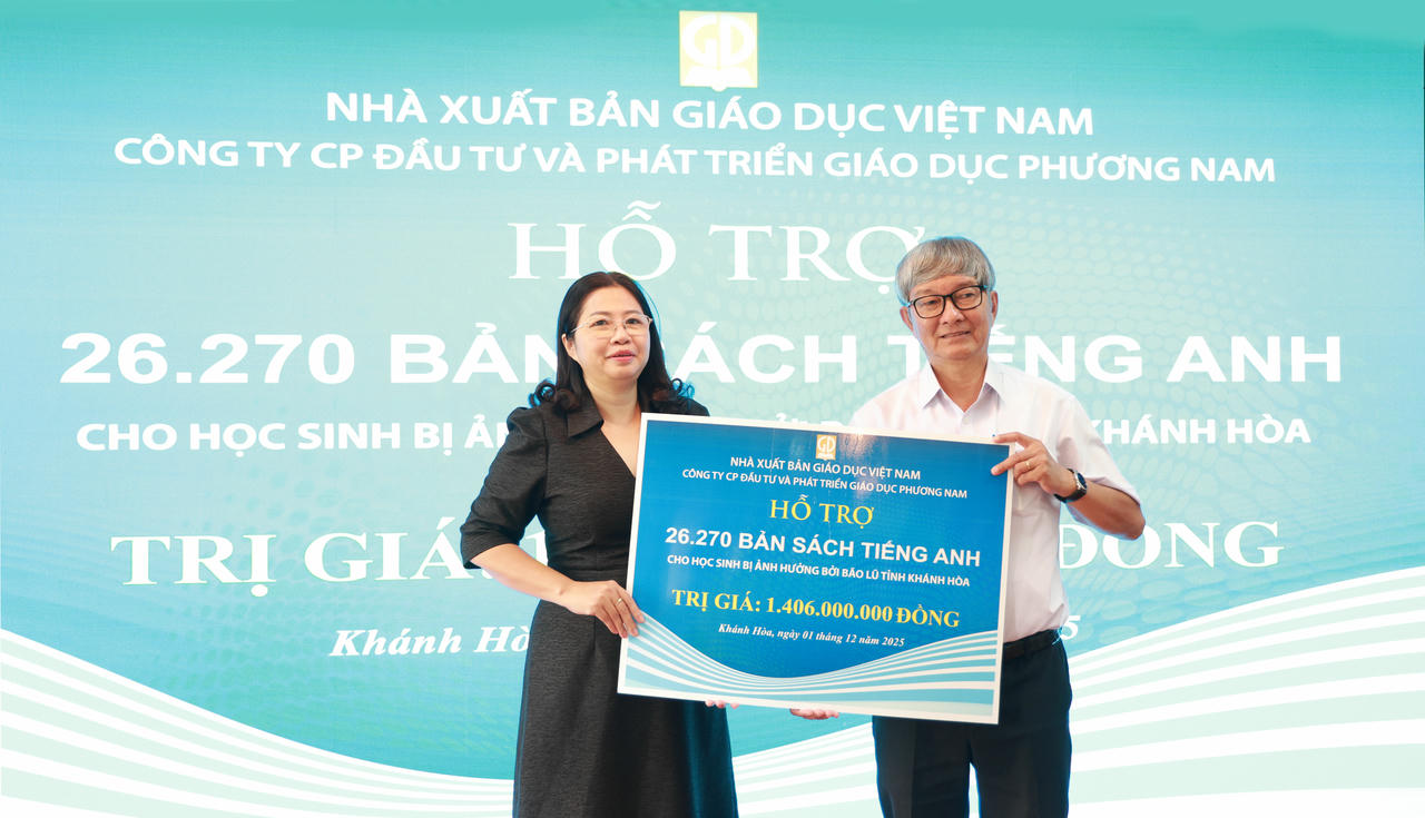 Bà Nguyễn Thị Nguyệt – Phó Tổng Giám đốc Công ty CP Đầu tư và Phát triển Giáo dục Phương Nam trao biển tặng sách Tiếng Anh cho đại diện Sở GD- ĐT tỉnh Khánh Hòa. 