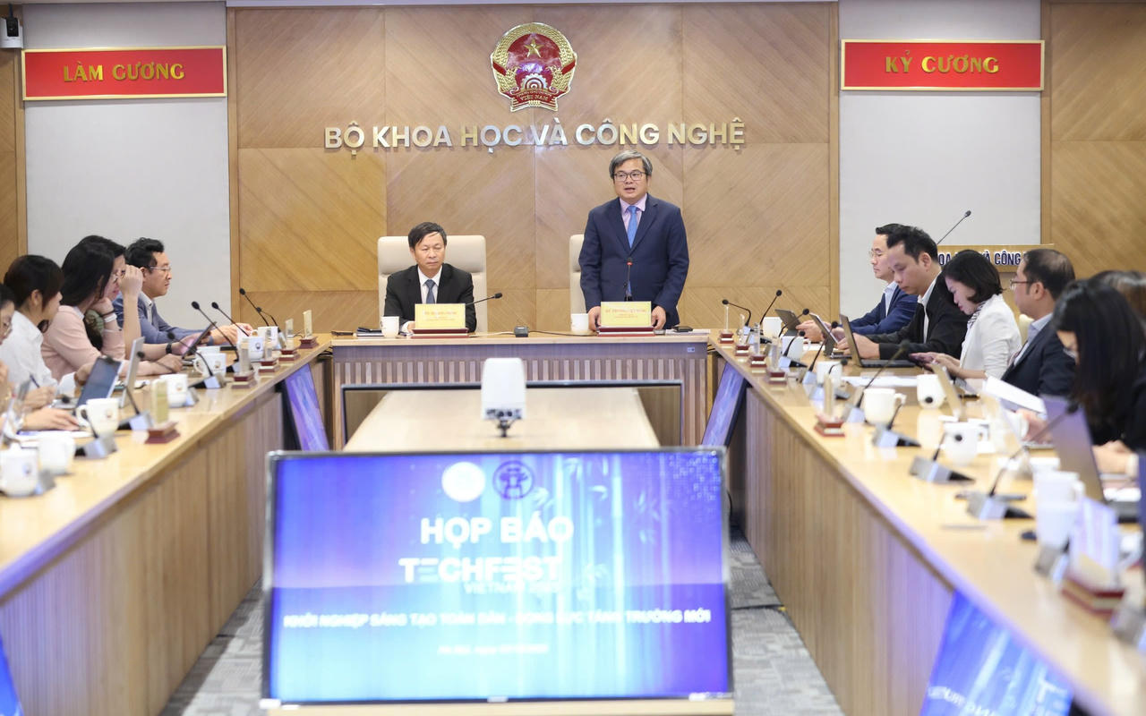 Phó Chủ tịch UBND TP Hà Nội Trương Việt Dũng phát biểu khai mạc.