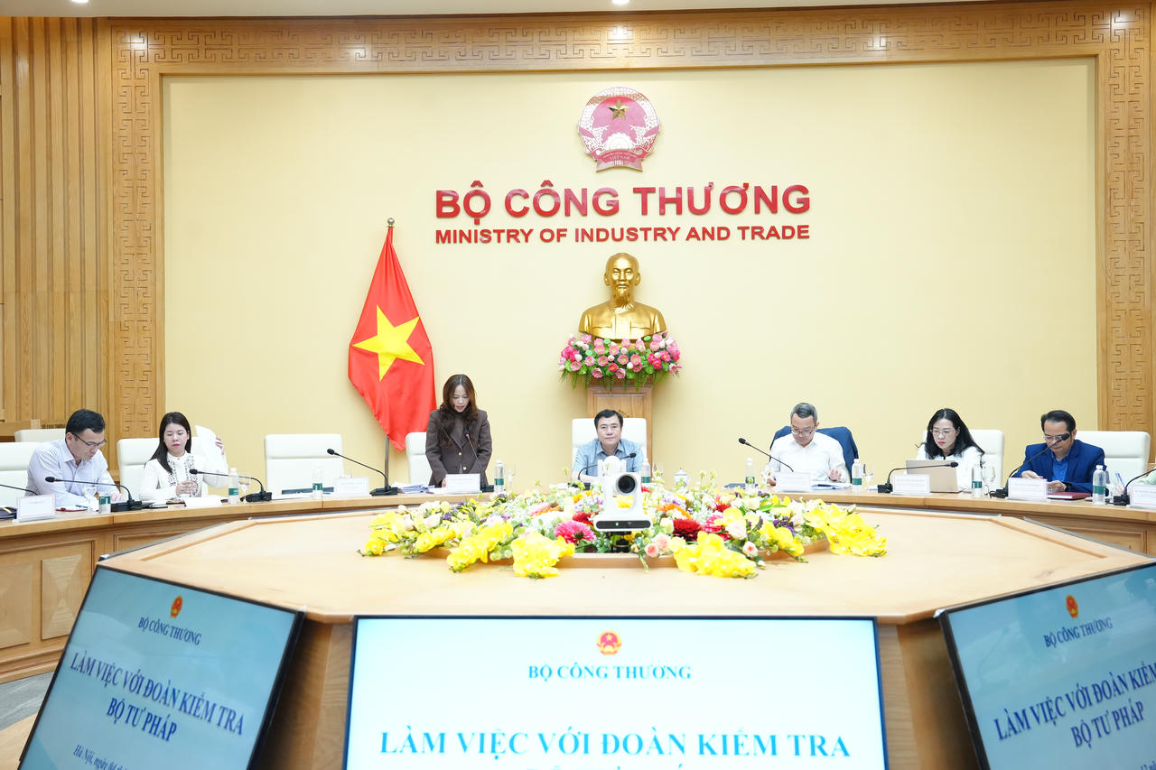 Lãnh đạo Vụ Pháp chế, Bộ Công Thương báo cáo tại buổi làm việc.