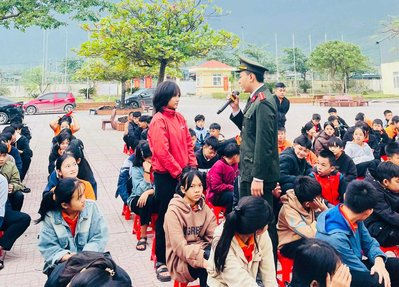 Công an phường Hoành Sơn phổ biến giáo dục pháp luật cho học sinh