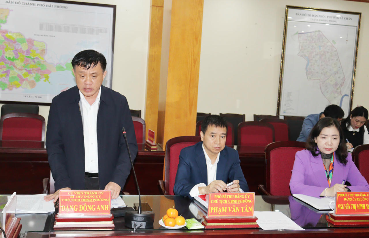 Bí thư Đảng ủy, Chủ tịch HĐND phường Đặng Đông Anh báo cáo tại cuộc làm việc.