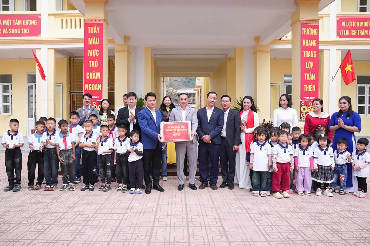 Chủ tịch UBND TP Lê Ngọc Châu tặng quà thầy cô giáo và học sinh Đặc khu Bạch Long Vĩ.