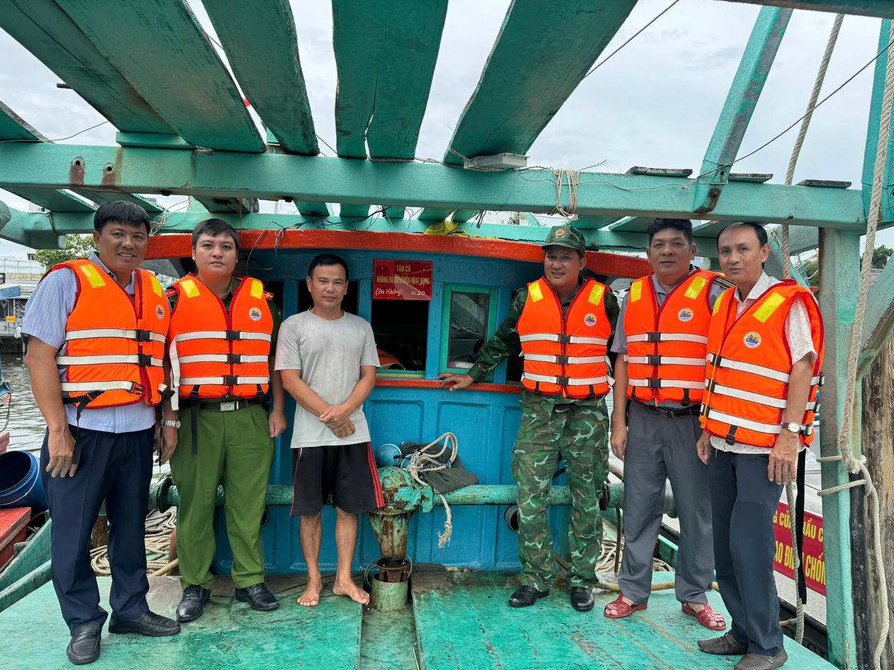 Lực lượng liên ngành phối hợp kiểm tra,&nbsp;siết chặt quản lý đội tàu, quyết tâm dứt điểm vi phạm IUU để gỡ “thẻ vàng”. Ảnh minh họa.