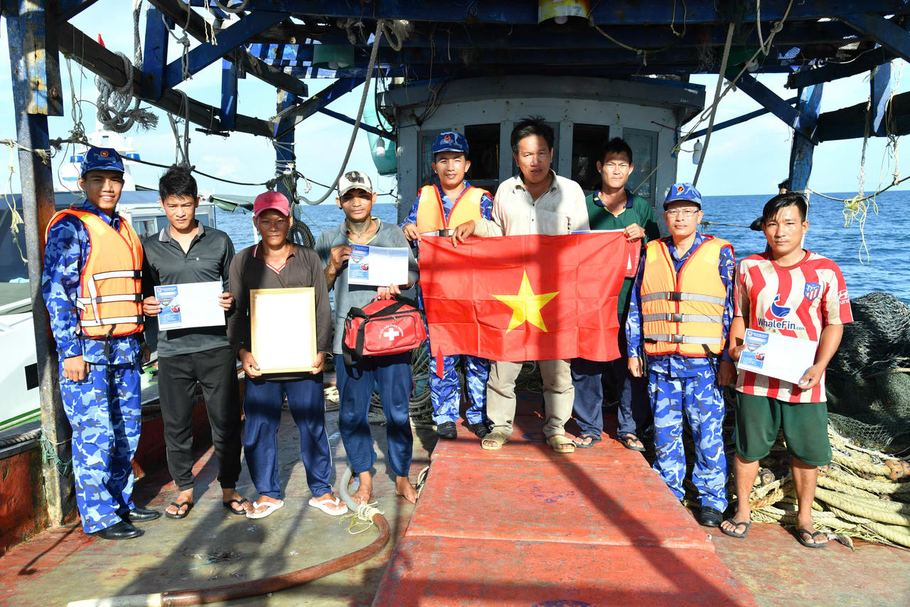 Bộ Tư lệnh Vùng Cảnh sát biển 4 tuyên truyền chống khai thác IUU và tặng cờ Tổ quốc, ảnh Bác Hồ, túi thuốc y tế cho các tàu cá đang hoạt động trên biển.