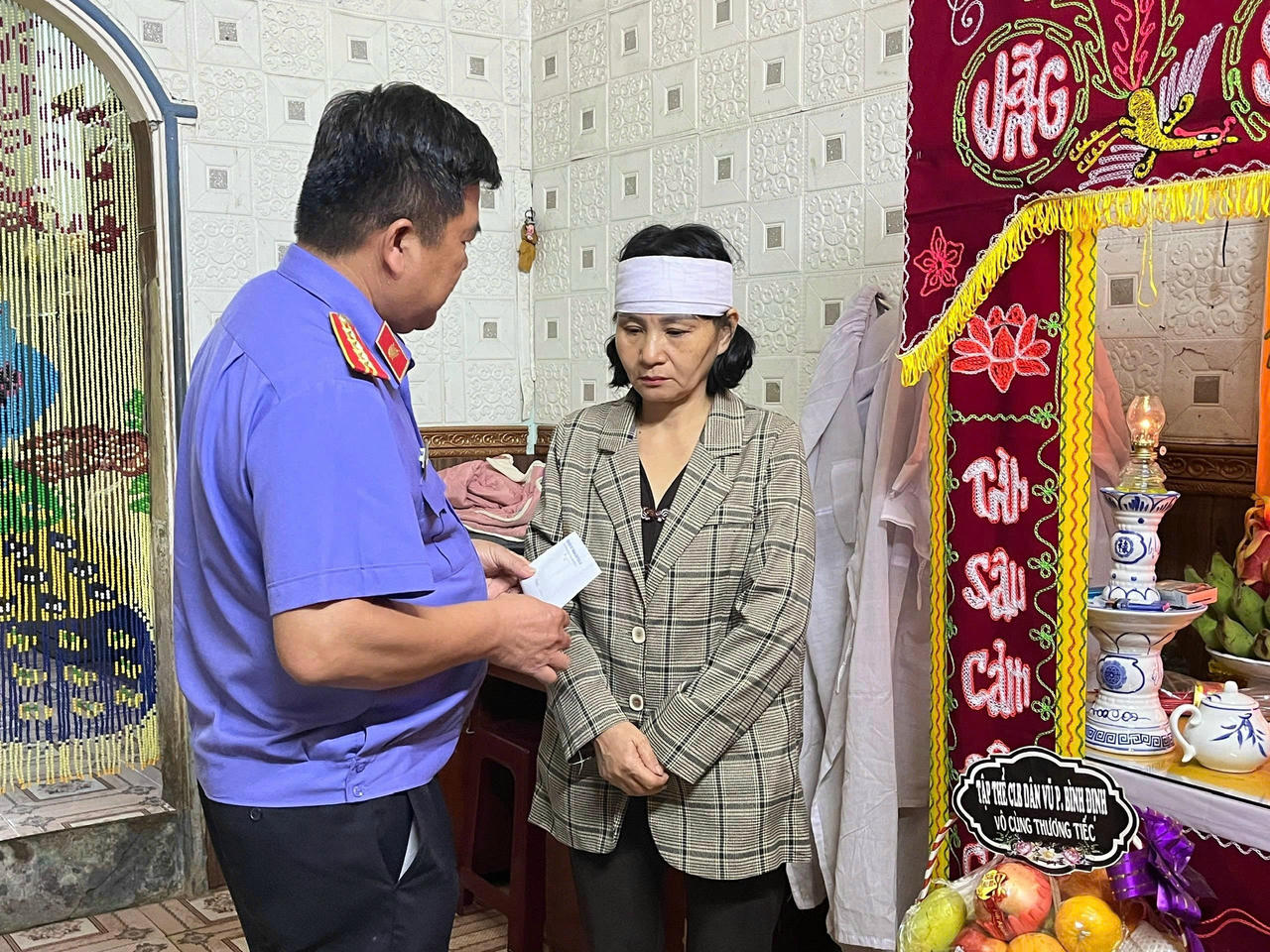 Ông Lê Văn Thắng, Ủy viên Ban Thường vụ Đảng ủy, Phó Viện trưởng VKSND tỉnh Gia Lai đã trực tiếp đến phường Bình Định (thị xã An Nhơn, tỉnh Gia Lai) thăm hỏi, thắp hương động viên gia đình có nạn nhân tử vong trong đợt lũ vừa qua.