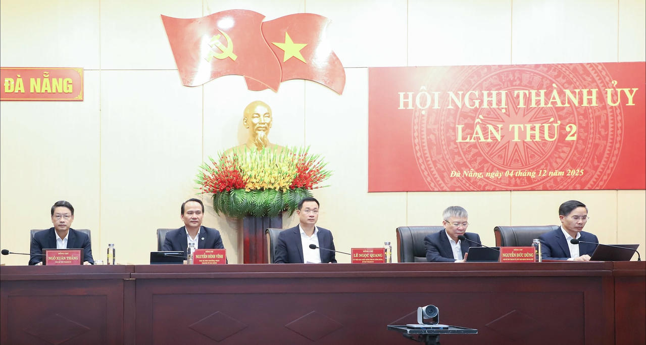 Thường trực Thành ủy chủ trì hội nghị. 