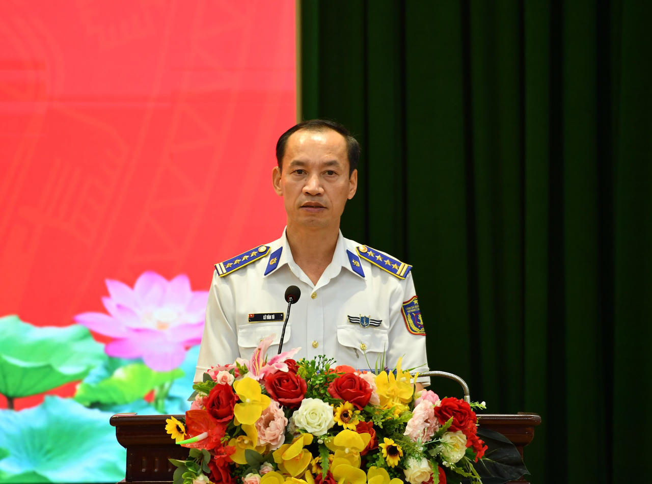 Đại tá Lê Văn Tú - Bí thư Đảng ủy, Chính ủy Vùng Cảnh sát biển 3 phát biểu tại hội nghị.