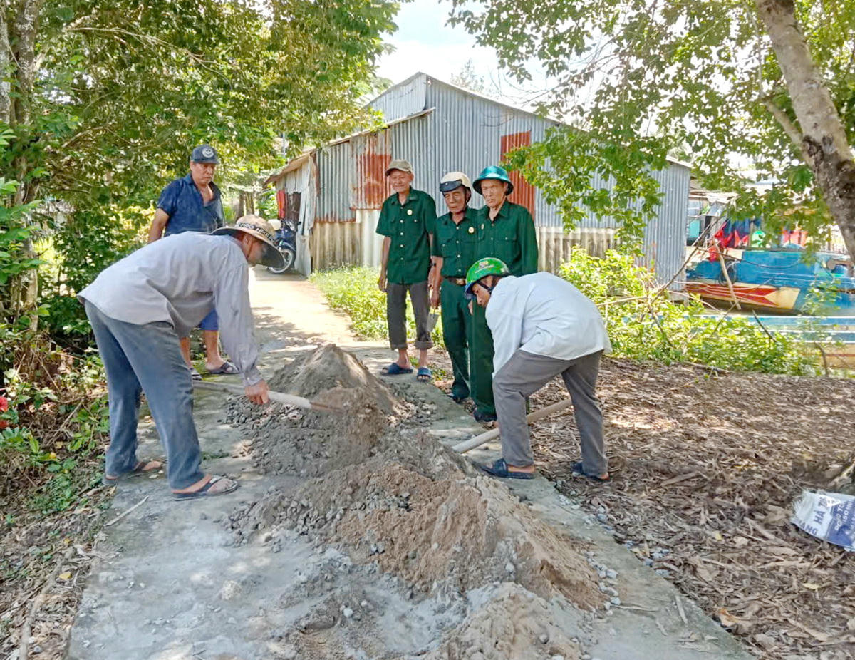 Cựu chiến binh xã U Minh phối hợp cùng Chi bộ tham gia sửa chữa tuyến lộ địa phương.