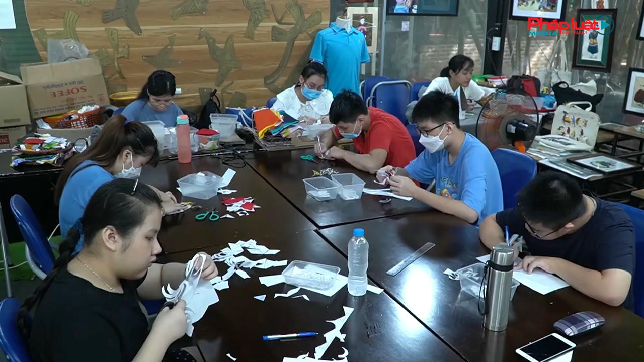 NGHỆ THUẬT TỪ NHỮNG MẢNH VỤN