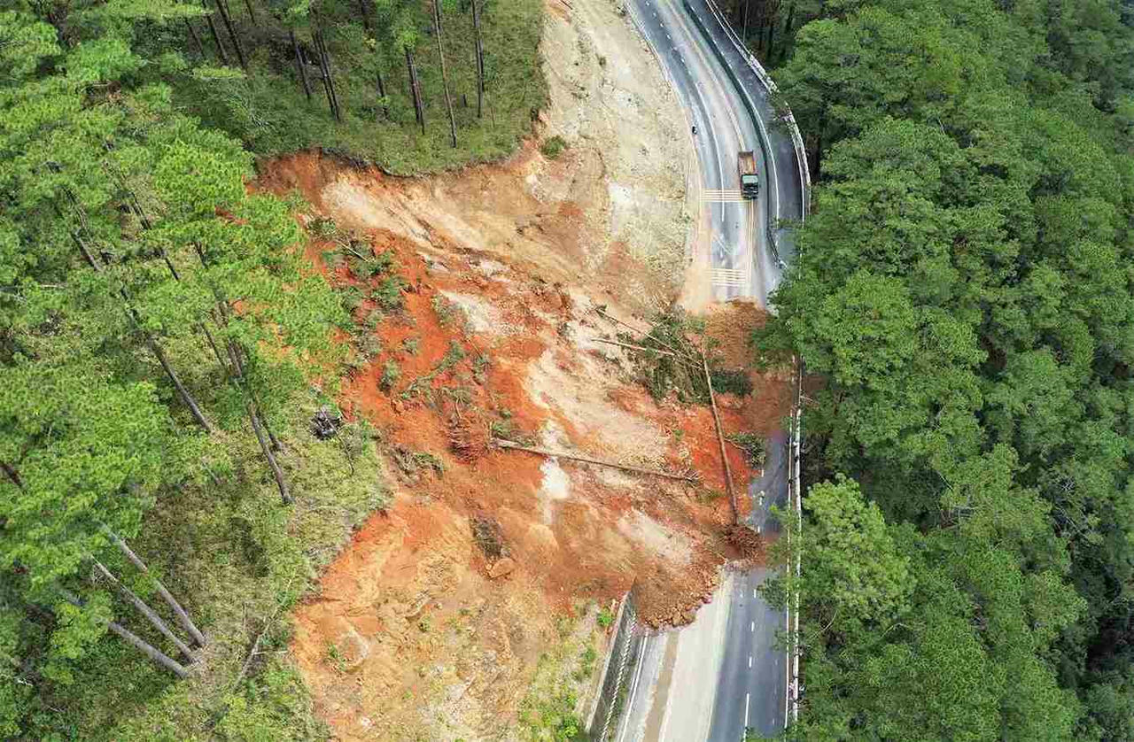 Lâm Đồng phân luồng giao thông vào Đà Lạt sau sự cố sạt lở đèo Prenn