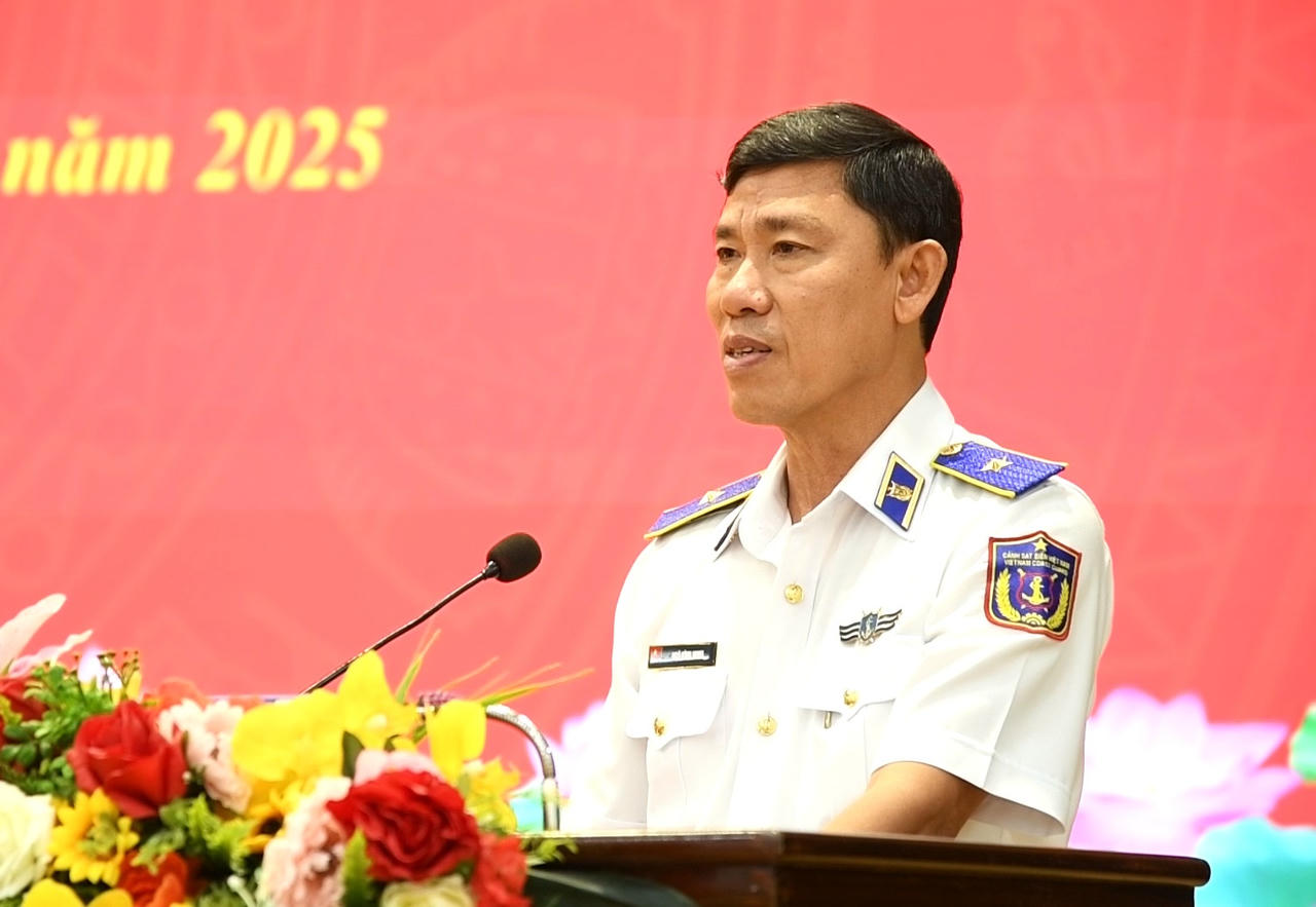 Thiếu tướng Ngô Bình Minh - Đảng ủy viên Đảng ủy Cảnh sát biển Việt Nam, Phó Bí thư Đảng ủy, Tư lệnh Vùng Cảnh sát biển 3 phát biểu tại hội nghị.