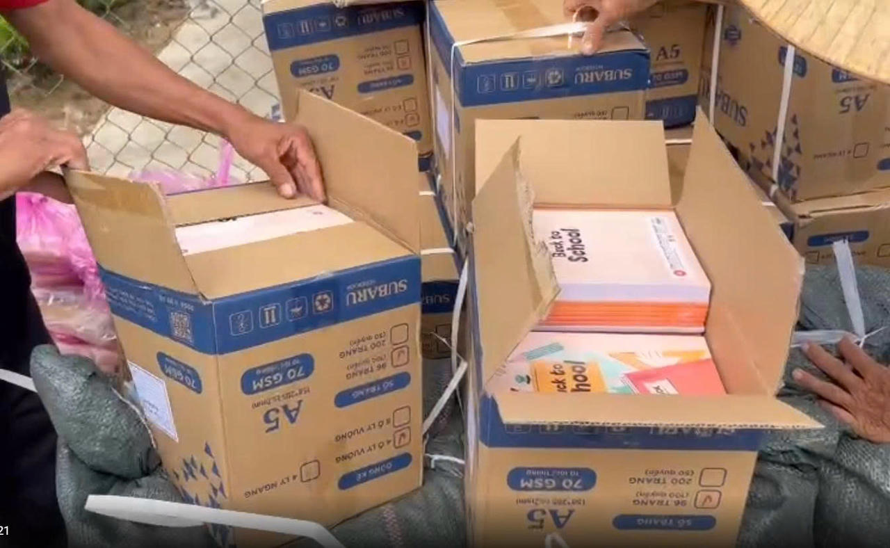 Những trang vở mới tinh tươm được đóng gói cẩn thận, là món quà ý nghĩa giúp các em học sinh vùng "rốn lũ" Tuy Phước Bắc viết tiếp giấc mơ đến trường.