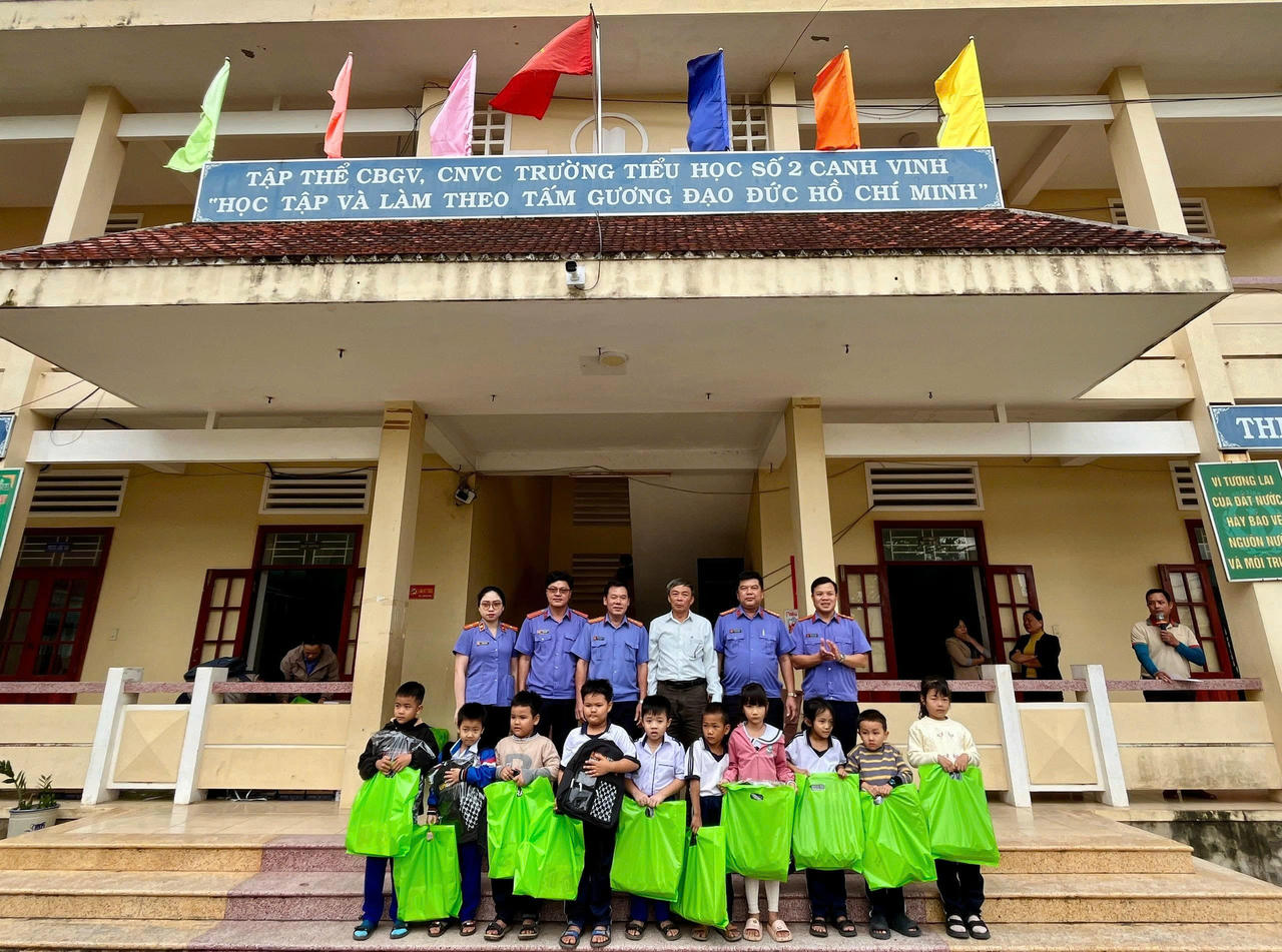 Đại diện Lãnh đạo VKSND tỉnh Gia Lai và đoàn công tác trao tặng cặp sách, quà cho các em học sinh tại Trường Tiểu học số 2 Canh Vinh.