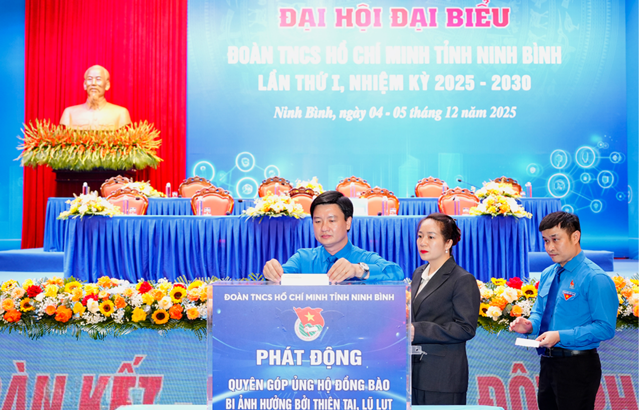 Các đại biểu tham gia quyên góp ủng hộ đồng bào bị ảnh hưởng bởi thiên tai, lũ lụt (Ảnh: Hồng Giang)