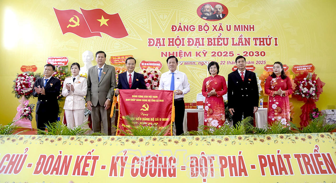 Ông Lê Minh Ý – Nguyên Ủy viên BTV Tỉnh ủy, nguyên Phó Trưởng Ban Thường trực Ban Tổ chức Tỉnh uỷ Cà Mau, trao tặng Đảng bộ xã U Minh bức trướng với dòng chữ “Dân chủ - Đoàn kết - Kỷ cương - Đột phá - Phát triển”, phát triển kinh tế nông nghiệp toàn diện, xây dựng xã U Minh giàu đẹp, văn minh (ngày 22/8/2025)- Ảnh: Báo và Phát thanh, Truyền hình Cà Mau.