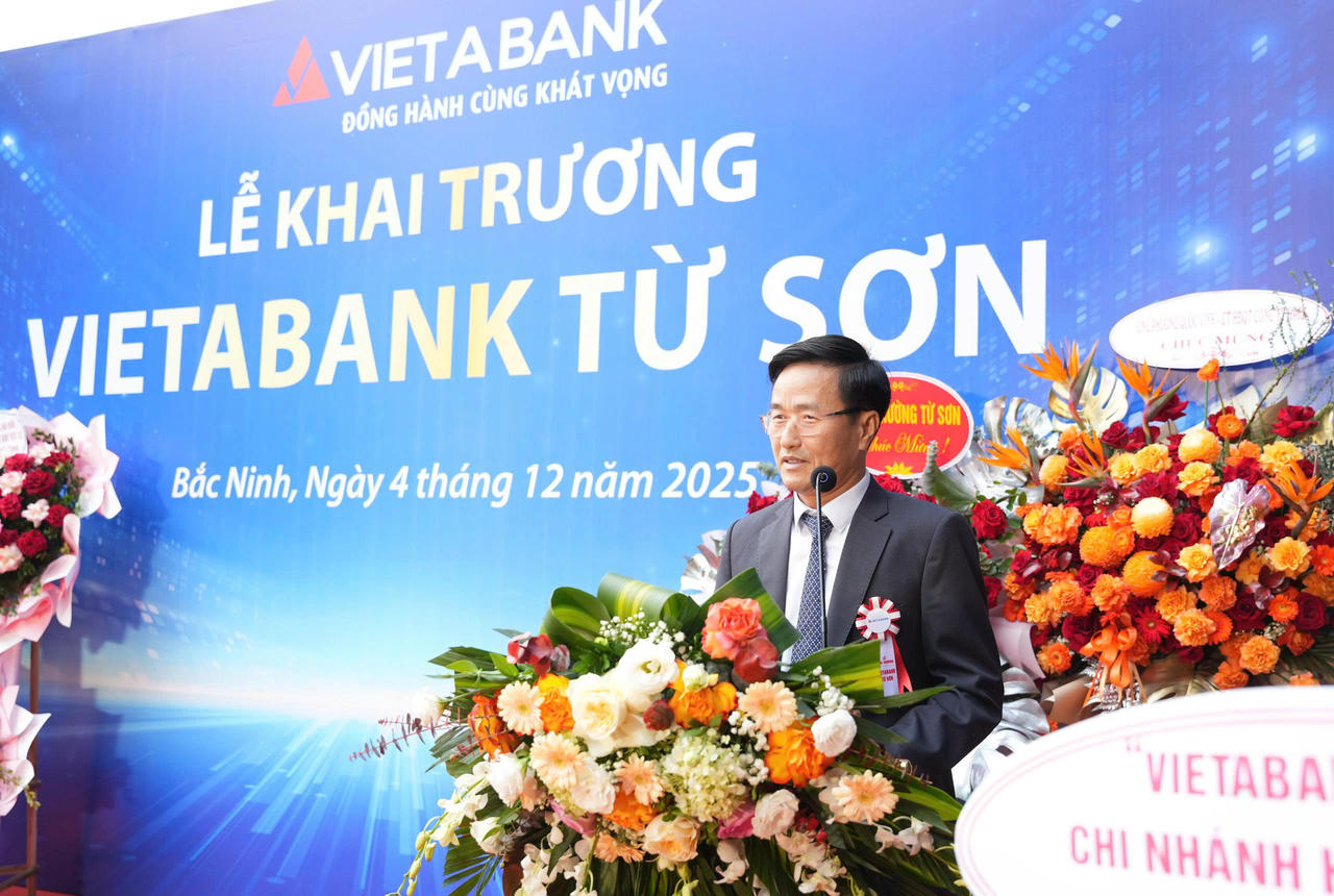 Đại diện Ban lãnh đạo VIETABANK phát biểu tại buổi lễ