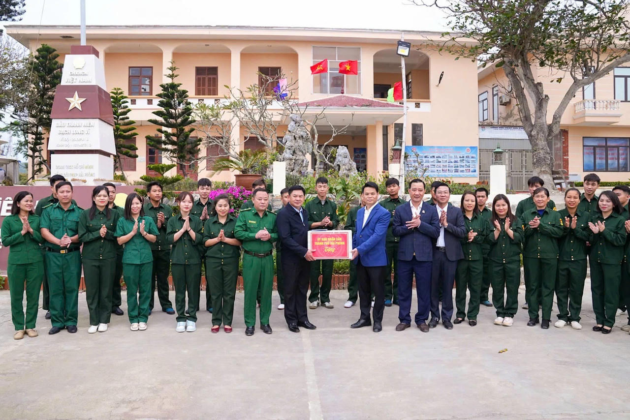 Chủ tịch UBND thành phố Hải Phòng Lê Ngọc Châu tặng quà Tổng đội Thanh niên xung phong Bạch Long Vĩ.