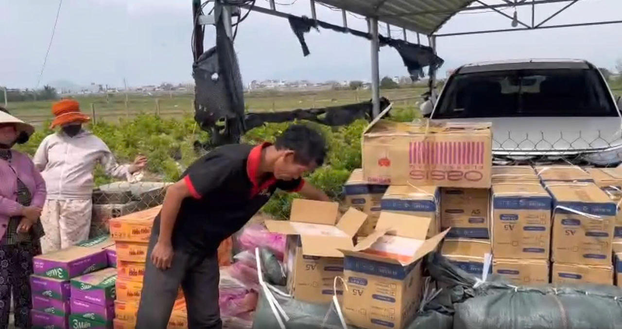 Công tác chuẩn bị được thực hiện khẩn trương tại điểm tập kết xã Tuy Phước Bắc. Hàng nghìn cuốn vở cùng các nhu yếu phẩm thiết yếu (gạo, mì tôm) đã sẵn sàng để trao tận tay người dân.