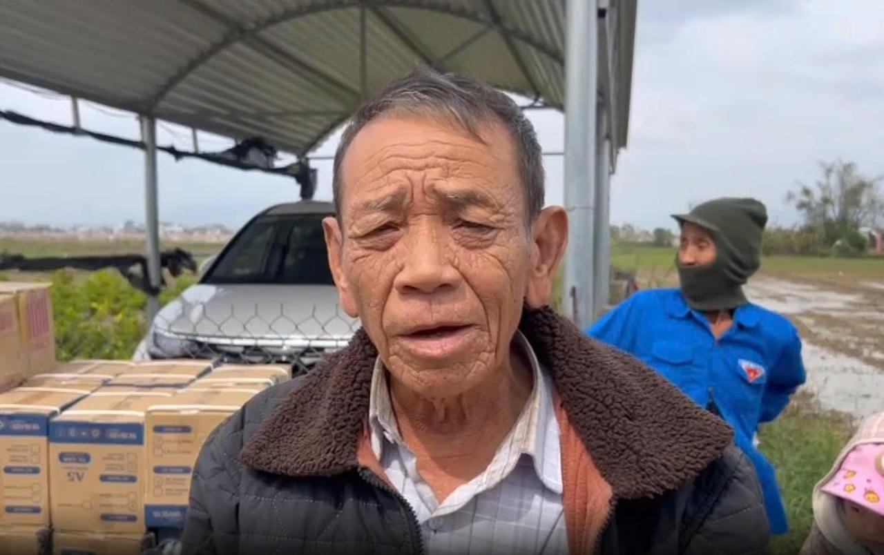 Ông Cao Văn Lợi, trưởng thôn tại xã Tuy Phước Bắc xúc động chia sẻ về những khó khăn của bà con sau lũ và gửi lời cảm ơn chân thành đến đoàn công tác.