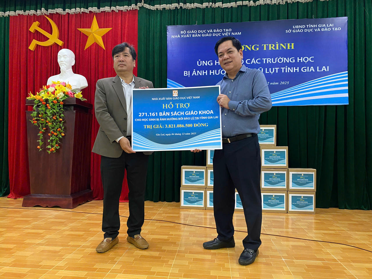 Ông Lê Huy – Phó Tổng Giám đốc NXBGDVN (phải) trao biển tặng sách giáo khoa cho ông Trần Bá Công - Phó Giám đốc Sở GD-ĐT tỉnh Gia Lai