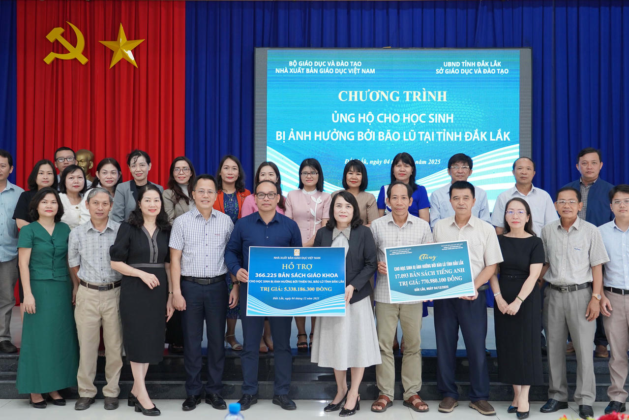 NXB Giáo dục Việt Nam trao hơn 383.000 bản sách hỗ trợ học sinh vùng lũ Đắk Lắk