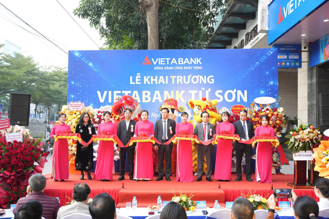 Nghi thức cắt băng khai trương PGD VIETABANK Từ Sơn