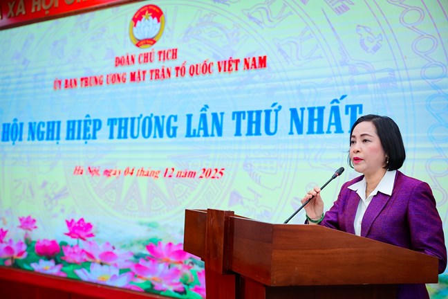 Bà Nguyễn Thị Thanh, Ủy viên Trung ương Đảng, Phó Chủ tịch Quốc hội, Ủy viên Hội đồng Bầu cử Quốc gia phát biểu tại Hội nghị. Ảnh: PV