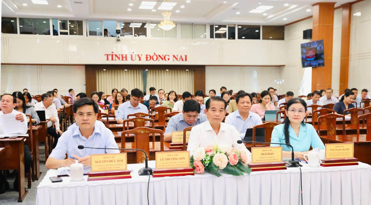 Lãnh đạo tỉnh tham dự hội nghị tại Hội trường Tỉnh ủy. Ảnh: BĐN