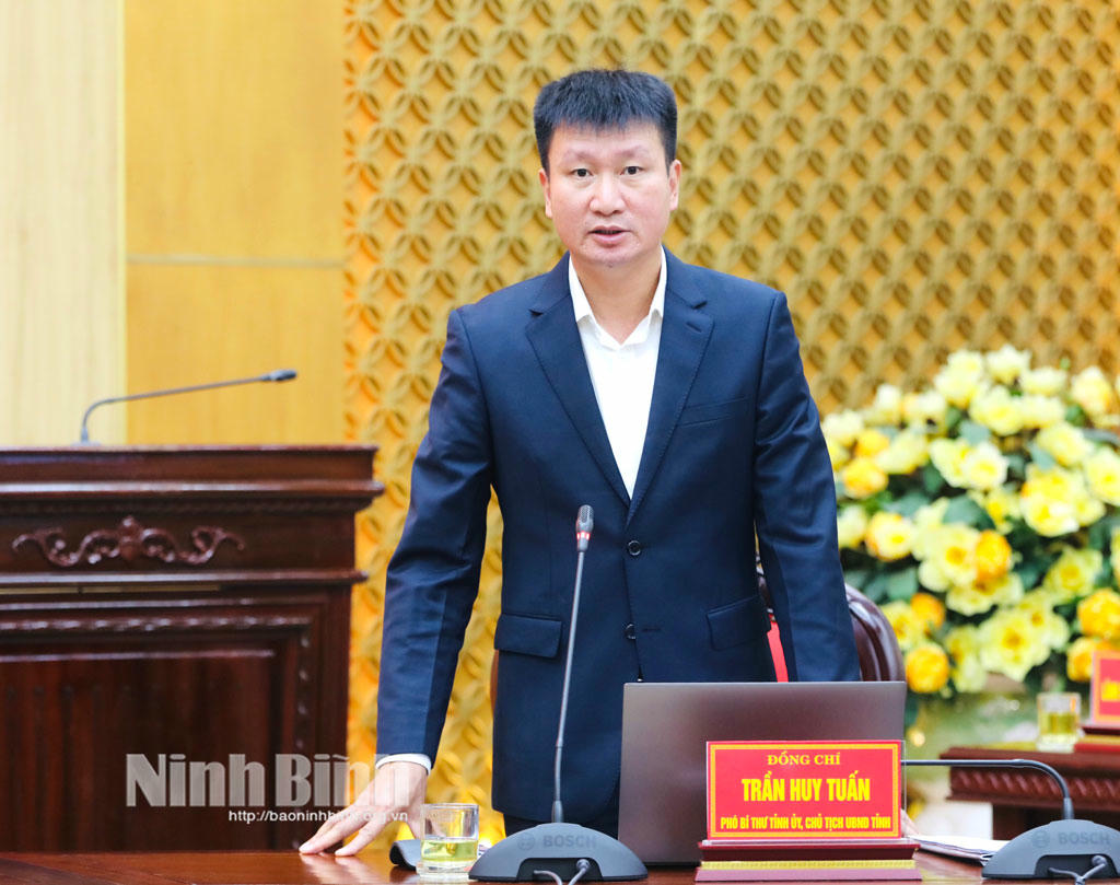  Chủ tịch UBND tỉnh Ninh Bình Trần Huy Tuấn phát biểu tại hội nghị.( ảnh Báo Ninh Bình)