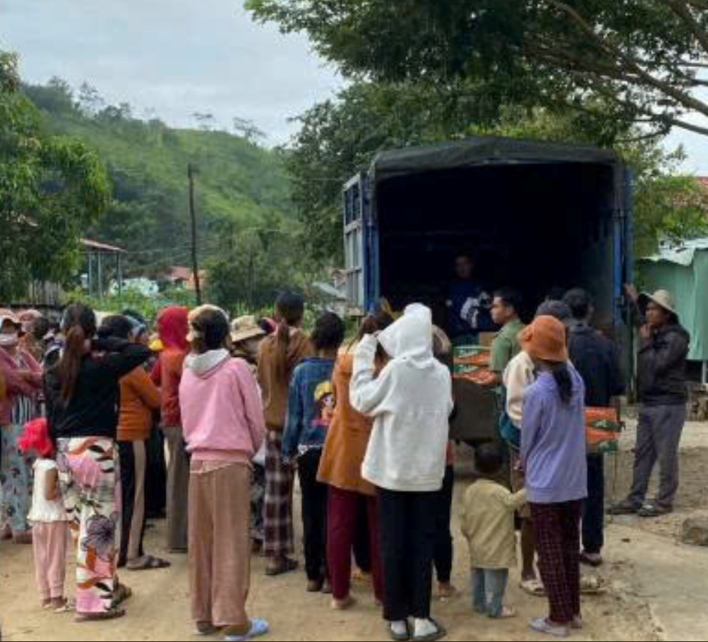 Đông đảo bà con tại hai thôn khó khăn Ma Đao và Ma Lúa (xã Tây Sơn, Đắk Lắk) tập trung trật tự để nhận gạo và nhu yếu phẩm từ đoàn công tác.