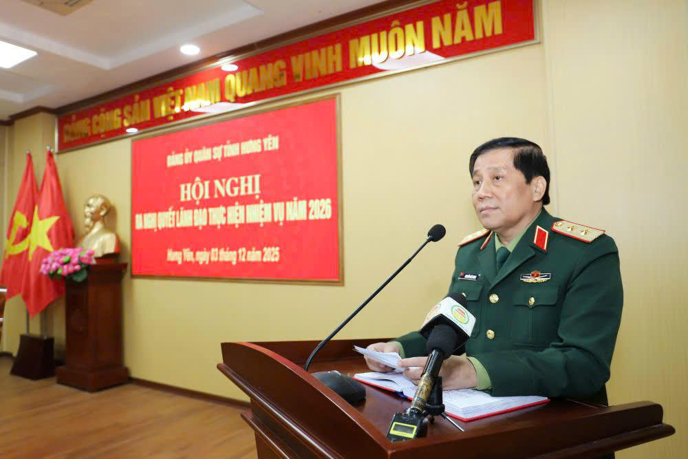 Trung tướng Nguyễn Đức Hưng, Chính ủy Quân khu 3 phát biểu tại hội nghị.