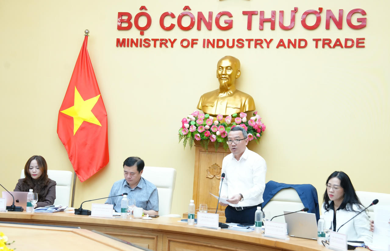 Cục trưởng Cục Kiểm tra văn bản và Quản lý xử lý vi phạm hành chính Hồ Quang Huy phát biểu kết thúc buổi làm việc