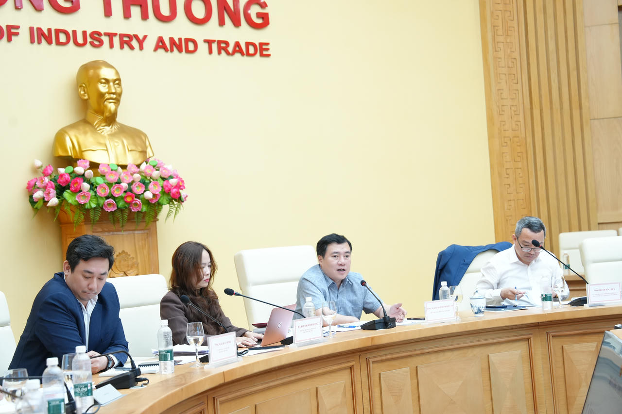 Thứ trưởng Nguyễn Sinh Nhật Tân phát biểu tại buổi làm việc.