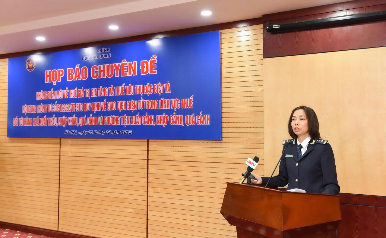 Bà Nguyễn Thị Khánh Huyền thông tin tại buổi Họp báo.