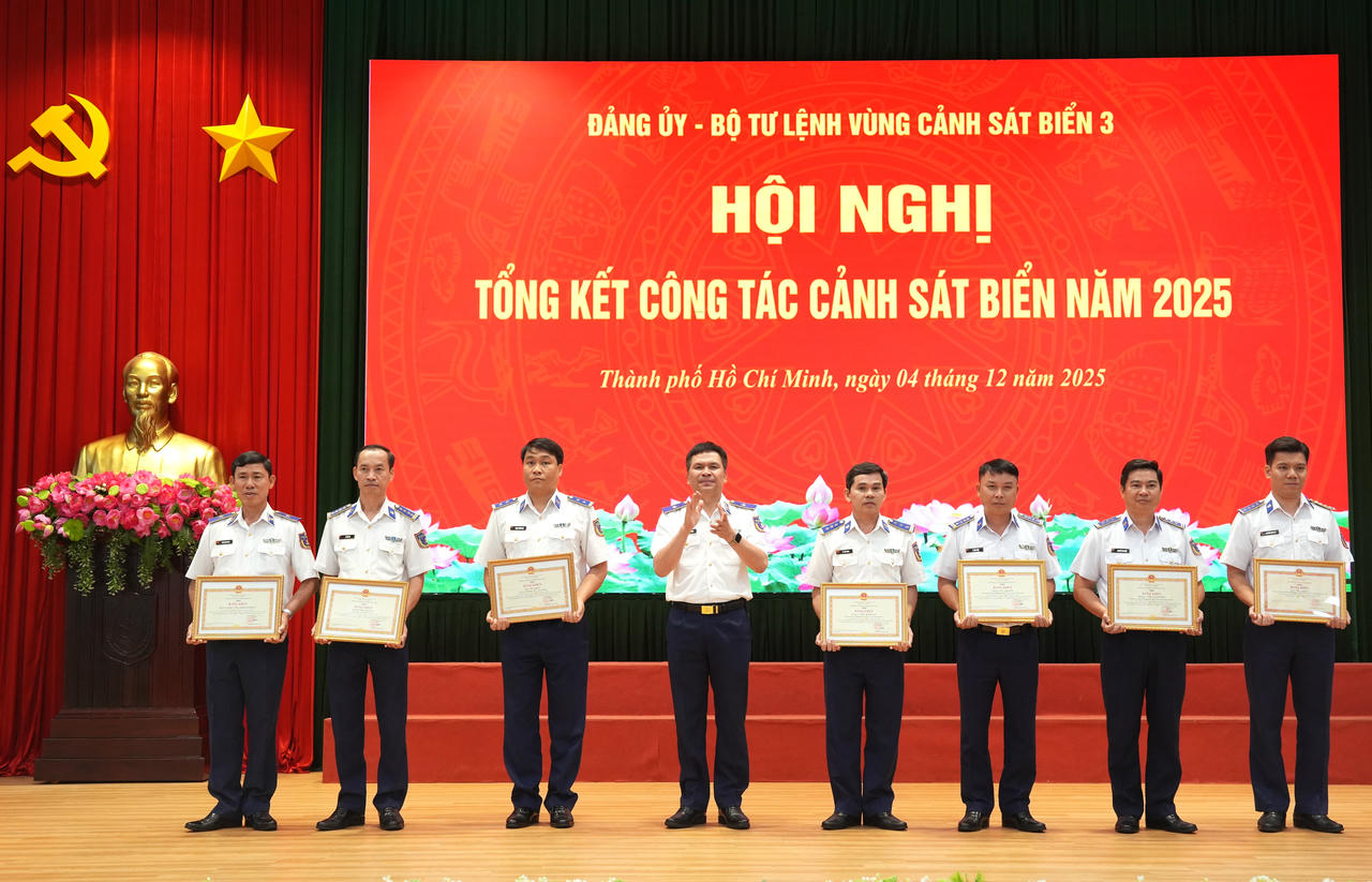 Tặng bằng khen cho các cá nhân.