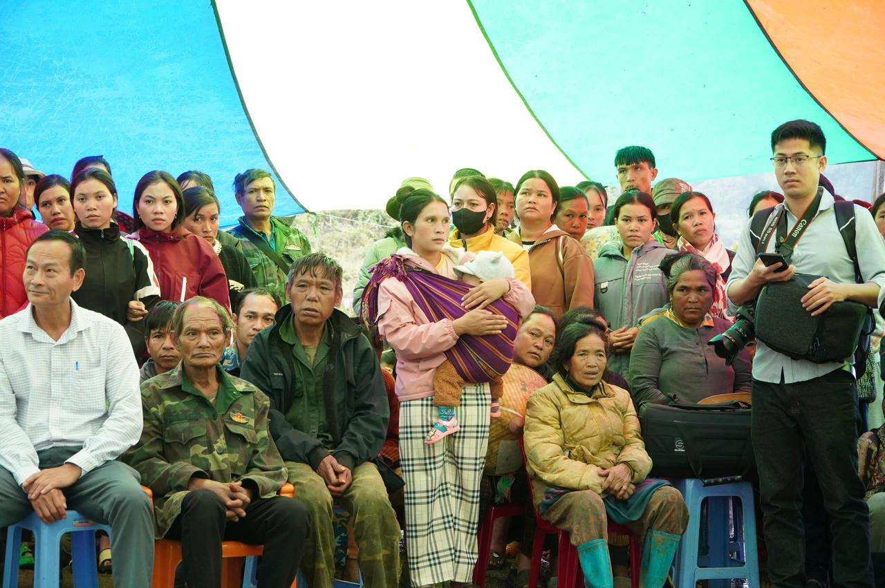 Người dân xã Măng Ri phấn khởi khi lắng nghe chủ trương di dời, sửa chữa nhà ở cho khu tái định cư mới.