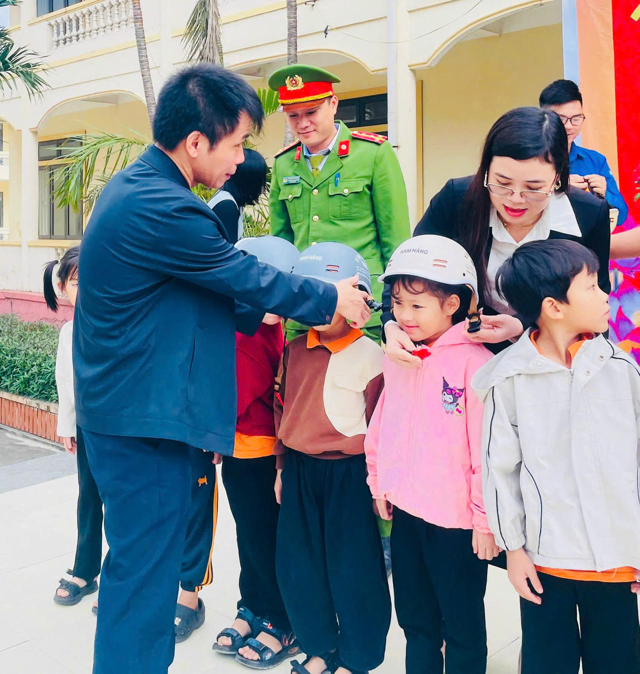 Các đại biểu trao tặng mũ bảo hiểm cho học sinh