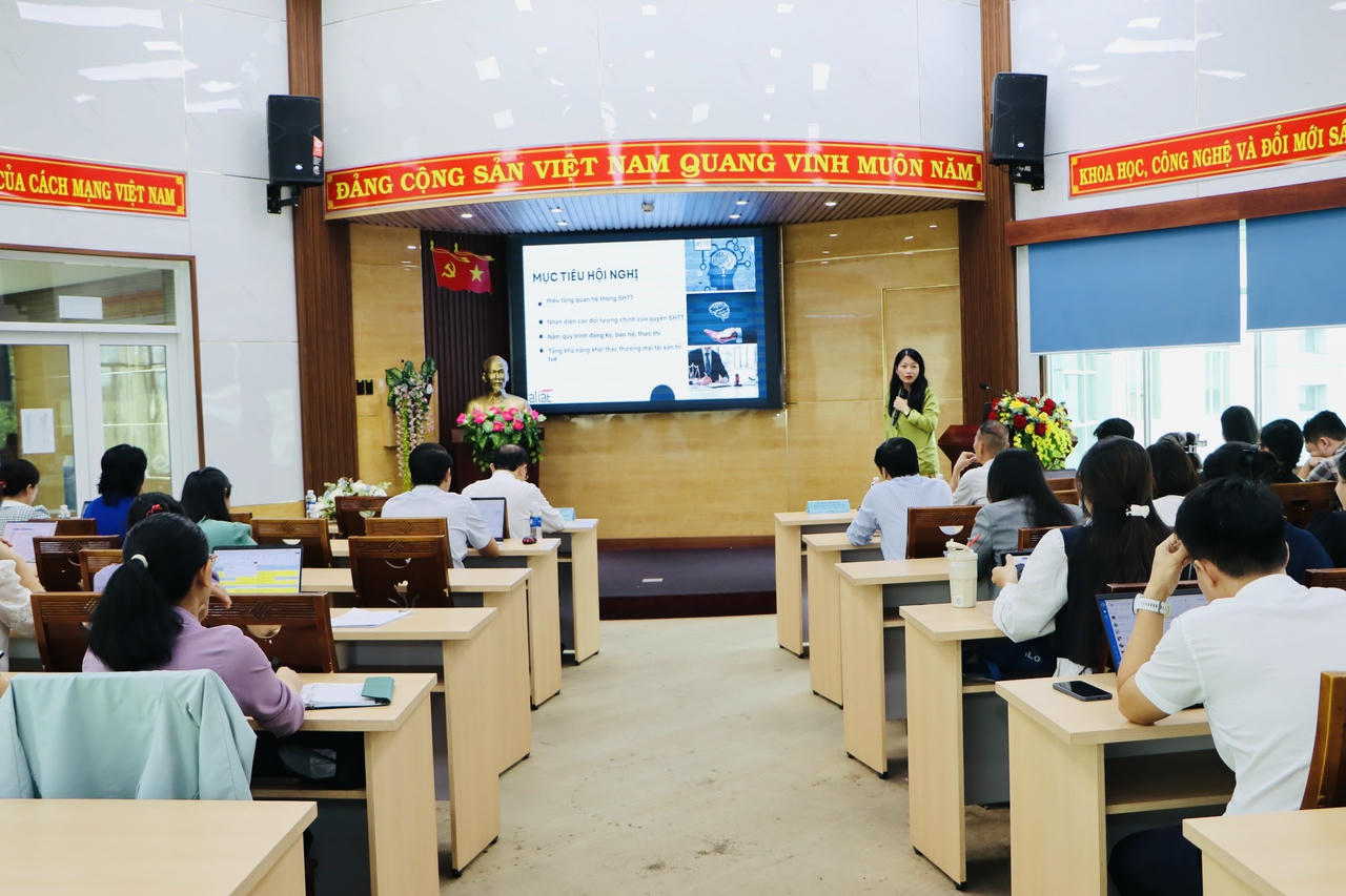 Chuyên gia sở hữu trí tuệ trình bày nội dung tại hội nghị.